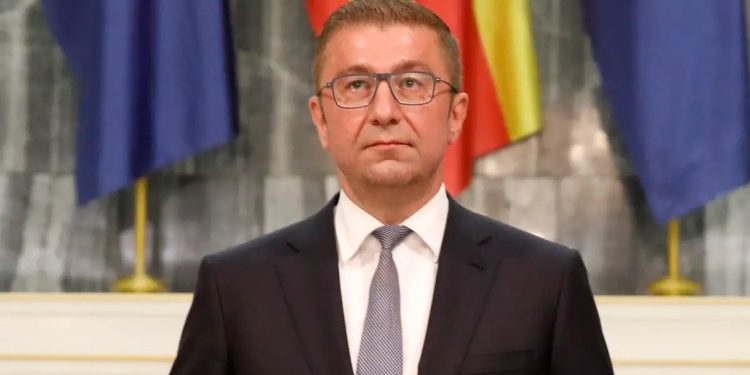 Asnjë shqiptarë në ekipin këshillues të Mickoskit! Partitë politike përplasen mes vete