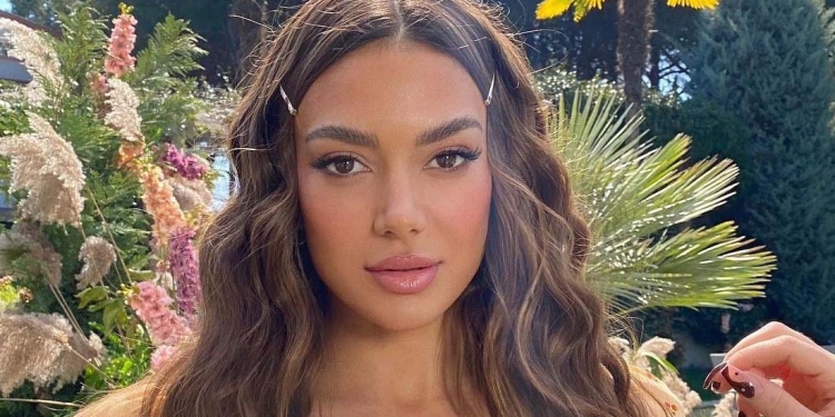 Elvana Gjata me fustan të gjatë – Lum ai që ka fatin të jetë pranë saj