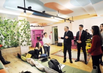 Hamza viziton ICK-në, bizneseve digjitale iu premton mbështetje konkrete