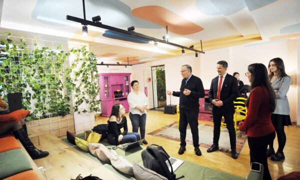 Hamza viziton ICK-në, bizneseve digjitale iu premton mbështetje konkrete