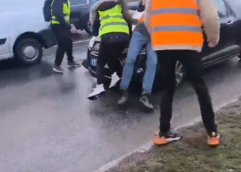 Pamje të rënda nga Beogradi, një veturë godet dy persona që po mbanin radhët në protestën e sotme