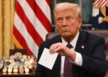 “Mund të mos e kisha parë me vite”, momenti kur Trump gjen letrën e lënë nga Biden në sirtar