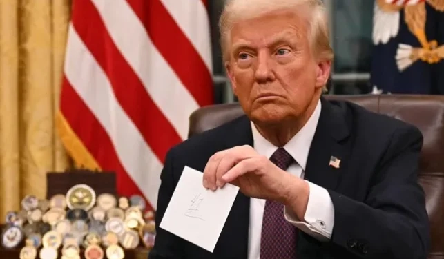 “Mund të mos e kisha parë me vite”, momenti kur Trump gjen letrën e lënë nga Biden në sirtar