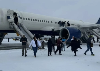 Pasagjerët përjetojnë tmerrin/ Motori i avionit merr flakë gjatë nisjes, 200 persona evakuohen mes borës në SHBA, 4 të plagosur