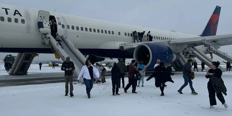Pasagjerët përjetojnë tmerrin/ Motori i avionit merr flakë gjatë nisjes, 200 persona evakuohen mes borës në SHBA, 4 të plagosur