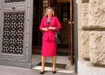 Kryetarja e Autoritetit të Konkurrencës shkel hapur ligjin, merr pjesë në fushatën e Vetëvendosjes