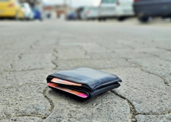 Qytetari dorëzon kuletën me para në polici