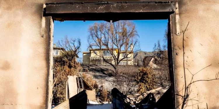 Vazhdojnë përpjekjet masive për të ndihmuar të mbijetuarit e zjarreve në Los Anxhelos