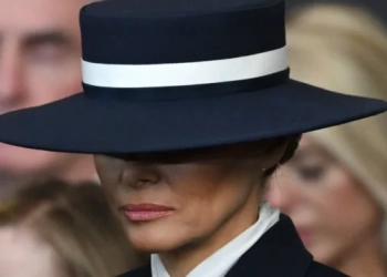 Stilisti i kapelës së Melania Trump zbulon mesazhin e fuqishëm që përçon