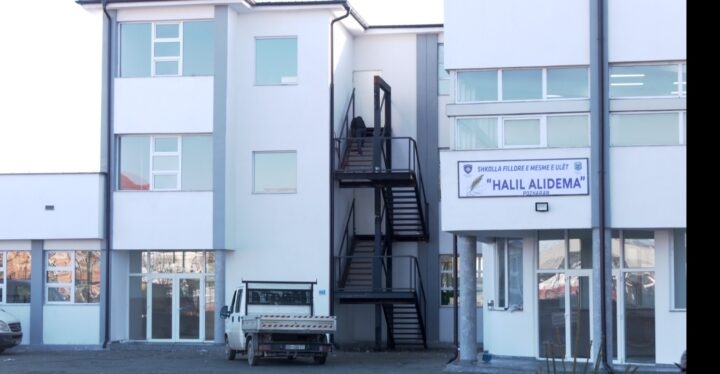 Dalin komunikimet e MASHTI-t për Shkollën në Pozhoran që e anuloi përurimin e saj