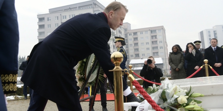 Ambasadori i BE-së përkujton Rugovën: Trashëgimia e tij – testament shprese për brezat që do vijnë