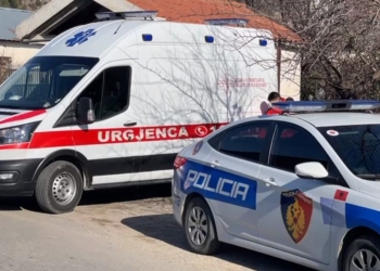 Theret me thikë këngëtari i njohur shkodran