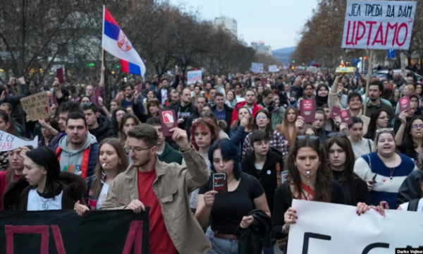 BE-ja e shqetësuar, por kryesisht e heshtur për krizën në Serbi