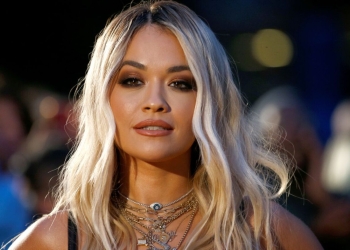 Rita Ora sjell pamje nga plazhi, shfaqet provokuese në bikini