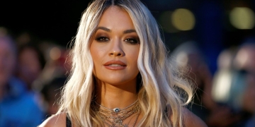 Rita Ora sjell pamje nga plazhi, shfaqet provokuese në bikini