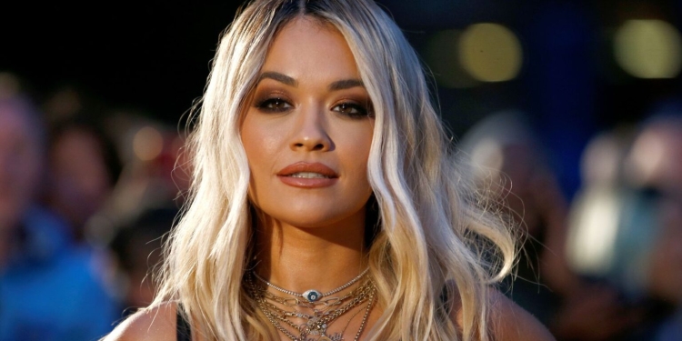 Rita Ora sjell pamje nga plazhi, shfaqet provokuese në bikini
