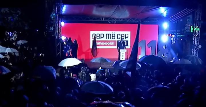 Kapet me armë në brez nga Mbrojtja e Afërt 35-vjeçari që mori pjesë në tubimin e VV-së në Vushtrri