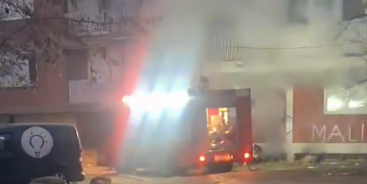 Kaplohet nga zjarri një objekt banesor në Prizren, zjarrfikësit në vendngjarje