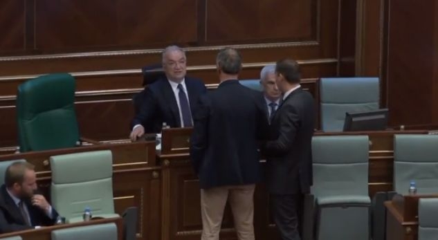 Deputeti më jetëgjatë i Kosovës rrezikon të mbetët jashtë Kuvendit