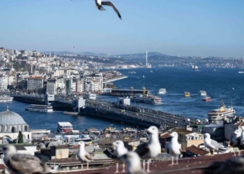 Bora bllokon transportin në Bosfor, anulohen disa fluturime nga Stambolli