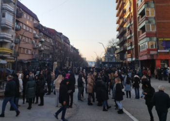 Serbët votojnë më të madhe, mblidhen në qendër të qytetit