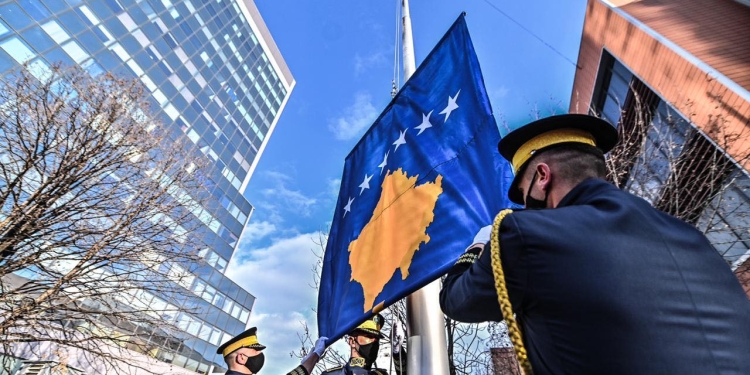 “Asgjë nuk mund ta ndalë Republikën tonë” – Në 17-vjetorin e pavarësisë kujtohet sakrifica e popullit për liri