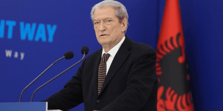 Sali Berisha uron fituesin e zgjedhjeve, thotë se votimi në Kosovë është “model frymëzimi”