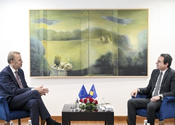 Shefi i zyrës së BE-së i shkon në takim Kurtit, flasin për heqjen e masave ndaj Kosovës