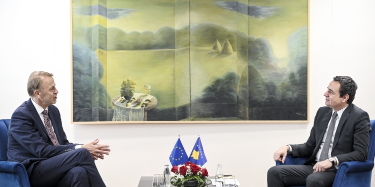 Shefi i zyrës së BE-së i shkon në takim Kurtit, flasin për heqjen e masave ndaj Kosovës