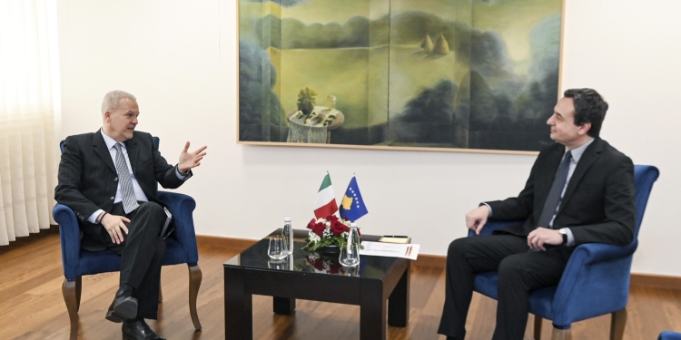 Kurti takohet me De Riun, flasin për zgjedhjet dhe hapat për formimin e institucioneve