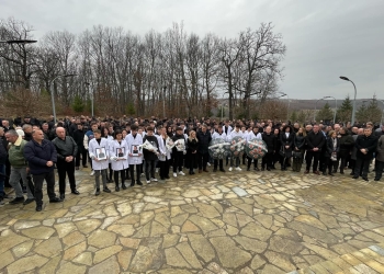 Fillon ceremonia e varrimit të tre fëmijëve që vdiqën tragjikisht në Jabllanicë të Gjakovës