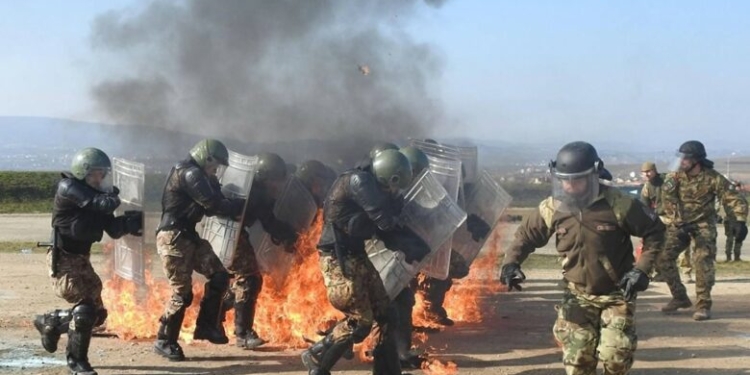 Ushtarët italianë të KFOR-it trajnohen nga ata hungarezë për reagim kundër zjarrit