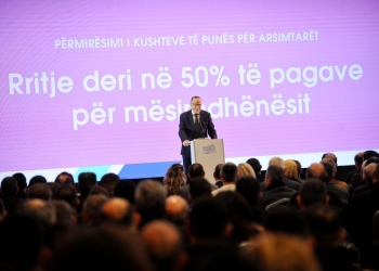 Hamza para qindra mësimdhënësve: Në vitin e parë të qeverisjes do t’i rris pagat për 50%.