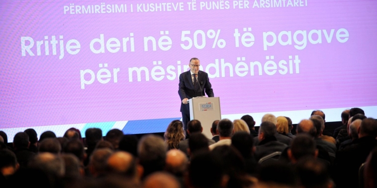 Hamza para qindra mësimdhënësve: Në vitin e parë të qeverisjes do t’i rris pagat për 50%.