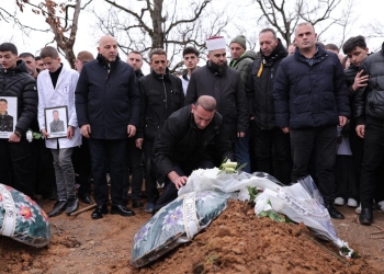 Daut Haradinaj merr pjesë në varrimin e tre të rinjve në Jabllanicë: Jemi pa fjalë!