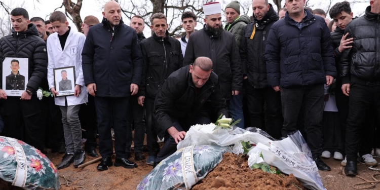 Daut Haradinaj merr pjesë në varrimin e tre të rinjve në Jabllanicë: Jemi pa fjalë!