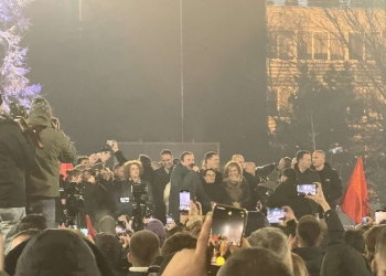 “Baba, baba”, Albin Kurti pritet me brohoritje në sheshin e Prishtinës – përçmon PDK’në e LDK’në