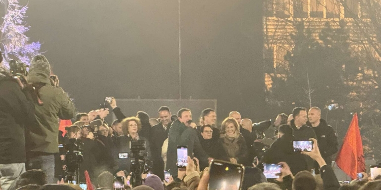 “Baba, baba”, Albin Kurti pritet me brohoritje në sheshin e Prishtinës – përçmon PDK’në e LDK’në