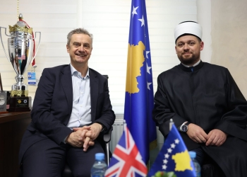 Ambasadori britanik pritet me nderime të veçanta në një xhami të Prishtinës