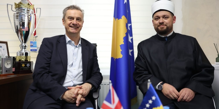 Ambasadori britanik pritet me nderime të veçanta në një xhami të Prishtinës