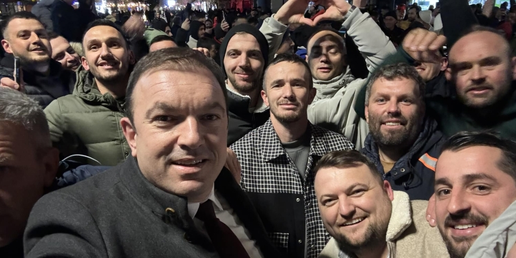 Simpatizuesit e LVV-së nisin festimet në Gjilan dhe Podujevë