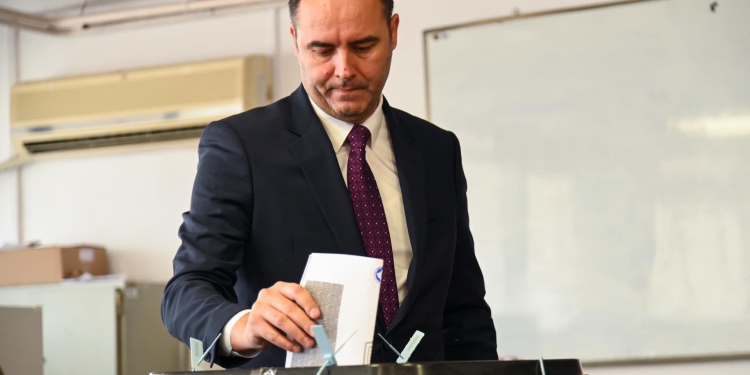 Voton kryetari i Kuvendit, Glauk Konjufca: Në demokraci fjala kryesore është e popullit