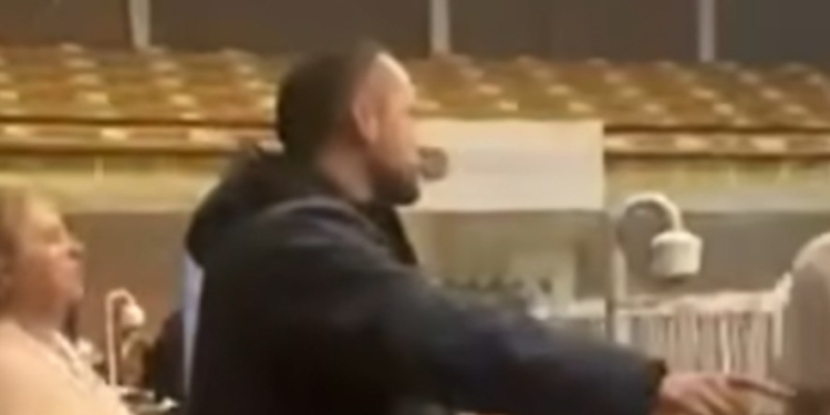 Tentoi t’ia anulojë LDK’së një votë të vlefshme, ky është këshilltari i Arben Vitisë dhe aktivisti i VV’së që shkaktoi incidentin në QNR