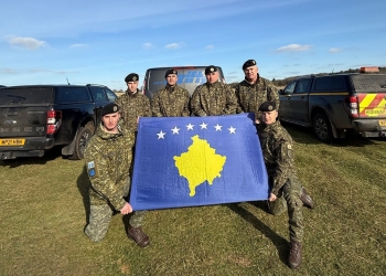 Ushtarët e FSK-së me flamur të Kosovës në Britani, Ambasada: Gati për ta nisur trajnimin e ukrainasve