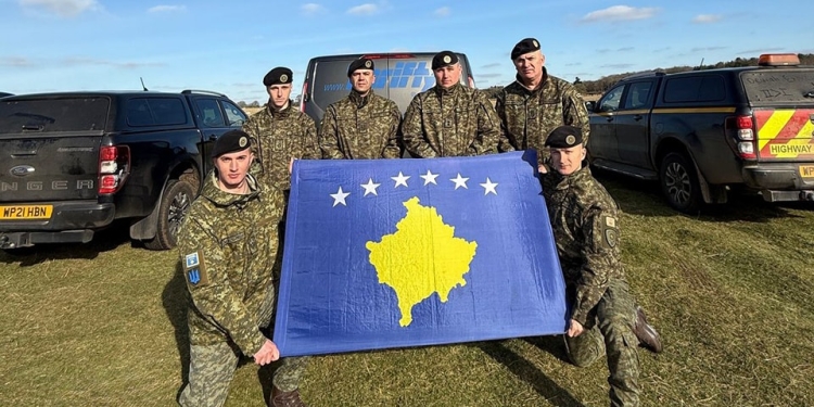 Ushtarët e FSK-së me flamur të Kosovës në Britani, Ambasada: Gati për ta nisur trajnimin e ukrainasve