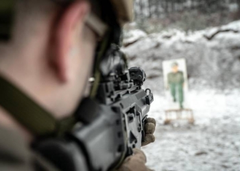 Ushtarët e KFOR-it kryejnë ushtrime për gjuajtje me armë: Stërvitja synon të përmirësojë aftësitë e të shtënave