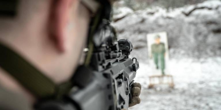 Ushtarët e KFOR-it kryejnë ushtrime për gjuajtje me armë: Stërvitja synon të përmirësojë aftësitë e të shtënave