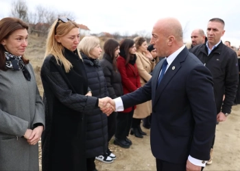 Haradinaj merr pjesë në ceremoninë e varrimit të babait të Laura Kryeziut
