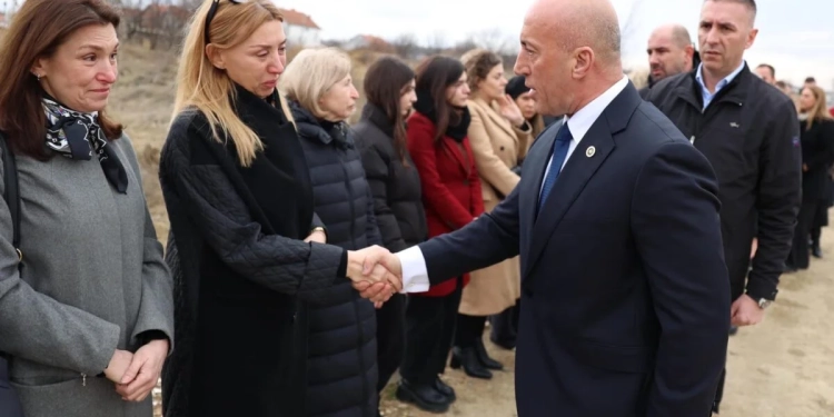 Haradinaj merr pjesë në ceremoninë e varrimit të babait të Laura Kryeziut