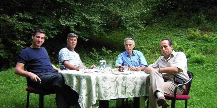 Djali i Jakup Krasniqit shkruan për krerët e UÇK-së: “Kush përpiqet t’i zhvlerësojë, vetëm sa forcon unitetin tonë”